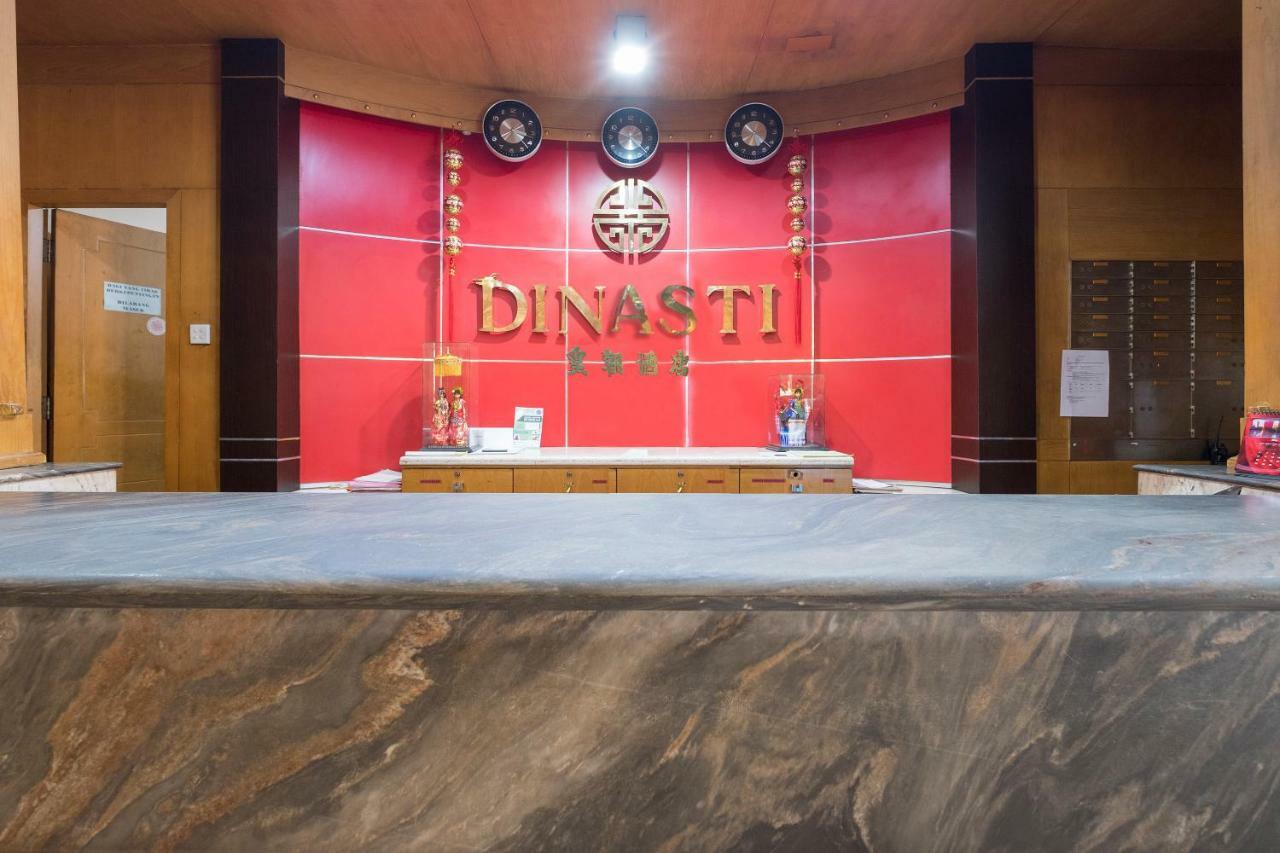 Oyo 821 Hotel Dinasti Macáçar Exterior foto